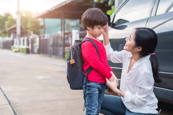 Mutter Bereitet Sich Darauf Vor Ihre Kinder Morgens Mit Dem — Stockfoto