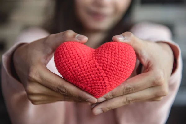 Grande Coração Fio Vermelho Segurando Dando Para Frente Pela Mão — Fotografia de Stock