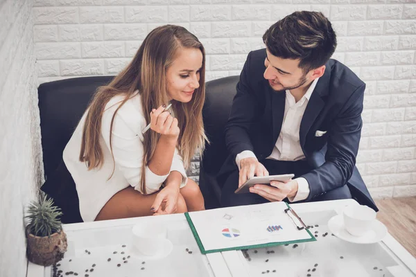 Empresário Mulher Negócios Analisando Gráficos Gráficos Renda Café Análise Negócios — Fotografia de Stock