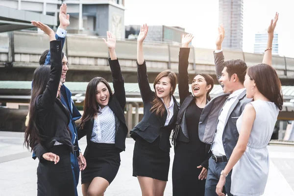 户外城市成功商人群体的肖像 快乐的商人和女商人举手作为团队在满意的姿态 成功群体在成就后微笑 — 图库照片