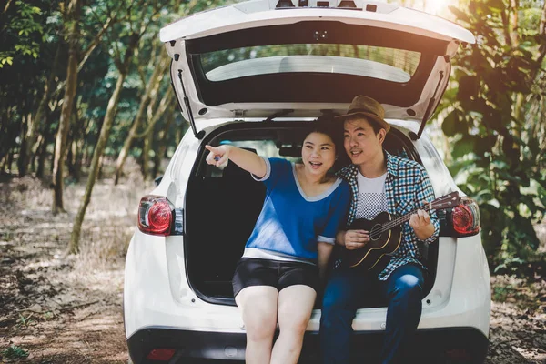 Asiatisches Paar Das Mit Dem Auto Den Wald Fährt Musikerliebhaber — Stockfoto