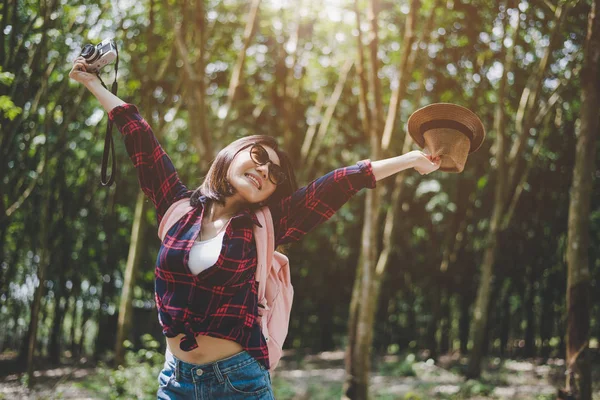 Glück Asiatische Reisende Frau Wald Mit Ausgebreiteten Armen Und Genießen — Stockfoto