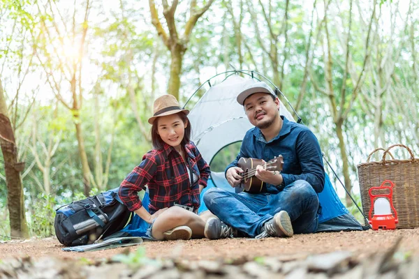 Asiatiska Par Camping Skogen Man Spelar Ukulele Med Kvinna Framför — Stockfoto