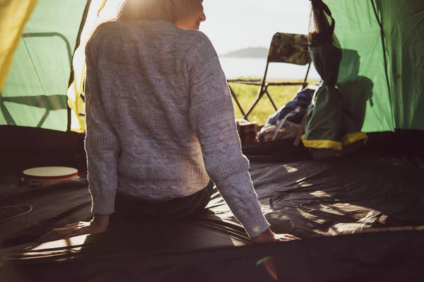 Baksidan Happy Kvinnlig Turist Avkopplande Camping Tält Med Bergen Och — Stockfoto
