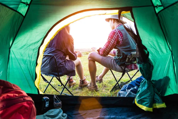 Manliga Och Kvinnliga Campare Talar Varandras Framför Camping Tält Personer — Stockfoto