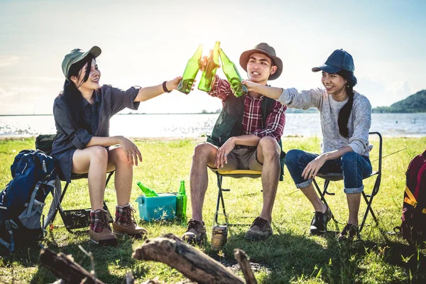 Gruppen Unga Asiatiska Vänner Njuta Picknick Och Fest Sjön Med — Stockfoto