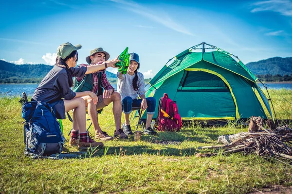 Gruppen Unga Asiatiska Vänner Njuta Picknick Och Fest Sjön Med — Stockfoto