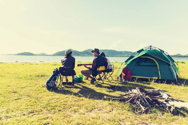 Grupp Resenärer Camping Och Gör Picknick Och Spela Musik Tillsammans — Stockfoto