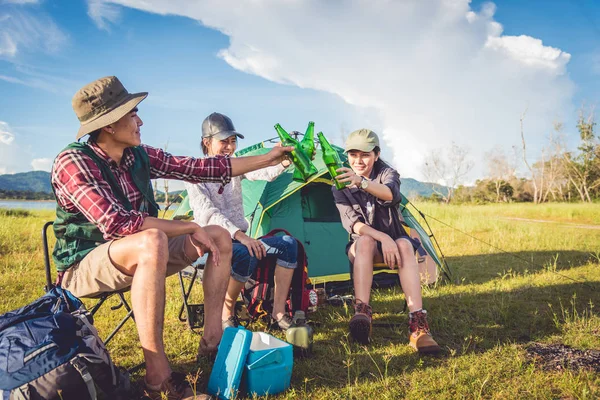 Grupp Resenärer Som Camping Och Gör Picknick Äng Med Tält — Stockfoto