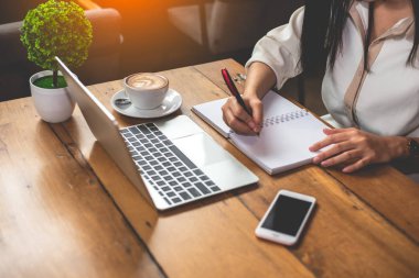 Belgeler ve office içinde laptop çalışma iş kadının kapatın. İş ve yaşam kavramı. Girişimci ve serbest tema. Seçici odak kahve Kupası