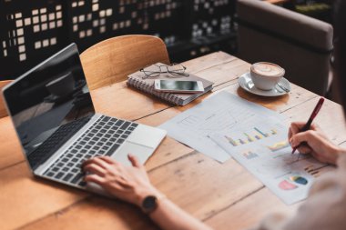 Belgeler ve office içinde laptop çalışma iş kadının kapatın. İş ve yaşam kavramı. Girişimci ve serbest Tema.