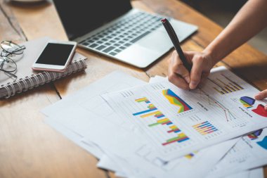 Özet raporu veri yazma işkadını kontrolden kapatın. Pazarlama ve iş mülkiyet kavramı. İnsanlar ve yaşam kavramı. İş çalışan ve mali Tema.