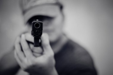 Amaçlayan silah ve önden görünüm vurmaya hazır dostum. İnsanlar ve tehlikeli silah kavramı. Ceza ve güvenlik tema. Polis ve soyguncu tema. Kanun kaçağı ve katil Tema.