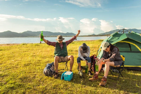 Berusade Turister Gör Partiet Samtidigt Camping Och Picknick Ängen Fältet — Stockfoto