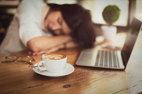 Zár Megjelöl Teljes Kávé Csésze Kávé Üzleti Fáradt Munka Laptop — Stock Fotó