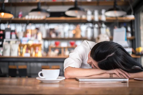 Ázsiai Van Pihen Alszik Egy Kávézóban Mert Fáradt Ból Működő — Stock Fotó