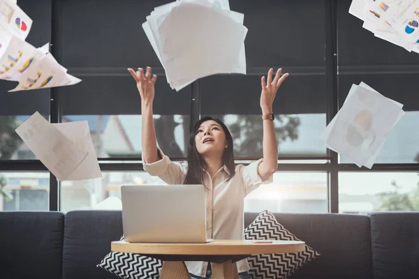 Mujer Negocios Belleza Asiática Lanzando Papeleo Aire Concepto Éxito Logro — Foto de Stock