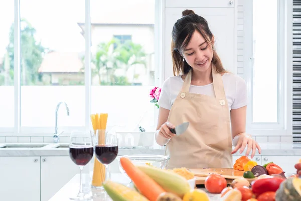 Asiatisk Skönhet Kvinna Matlagning Och Skivning Grönsak Kök Med Full — Stockfoto