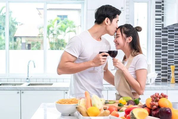 Amantes Asiáticos Parejas Besando Frente Bebiendo Vino Sala Cocina Casa — Foto de Stock