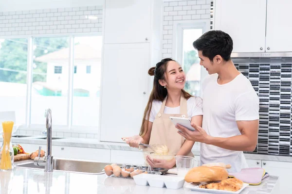 Parejas Asiáticas Cocinando Horneando Pastel Juntos Sala Cocina Casa Amor — Foto de Stock