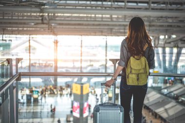 Havaalanından alacak uçuş için bekleyen güzellik kadın turist. İnsanlar ve yaşam kavramı. Seyahat ve macera tema. Arkadan görünüm portre.