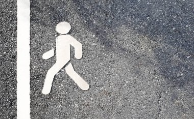 Yol yolda yürürken. Egzersiz ve egzersiz kavramı. Açık havada etkinlik park Tema.