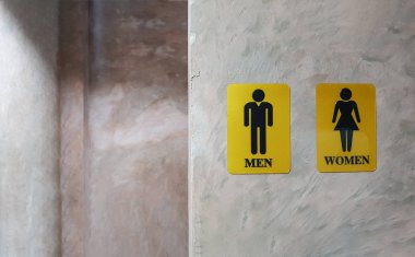 Umumi tuvalet kadın ve erkek. İz hanımefendi ve beyefendi tuvalet wc aradı. Karışık cinsiyet sembolü tuvalet ve lavabo beton duvar arkasında mağaza vintage tarzı ile süsleyin. kısa mesaj
