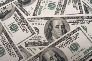 Yüz dolar faturaları yığını. Ekonomik ve mali Amerika kavramının
