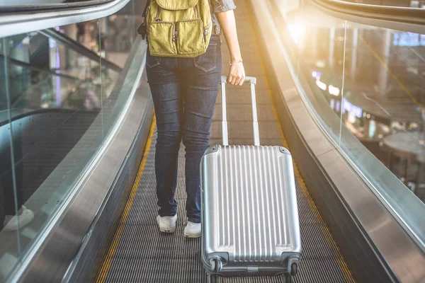 Rückansicht Der Schönheit Frau Reisen Und Halten Koffer Auf Rolltreppe — Stockfoto