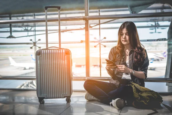 Viajera Asiática Usando Teléfono Inteligente Para Verificar Horario Vuelo Aeropuerto — Foto de Stock