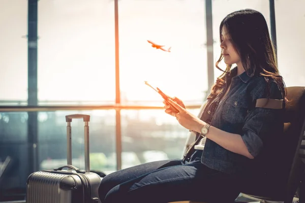 Beauty Asian Woman Suitcase Luggage Waiting Departure While Using Smart — Stock Photo, Image