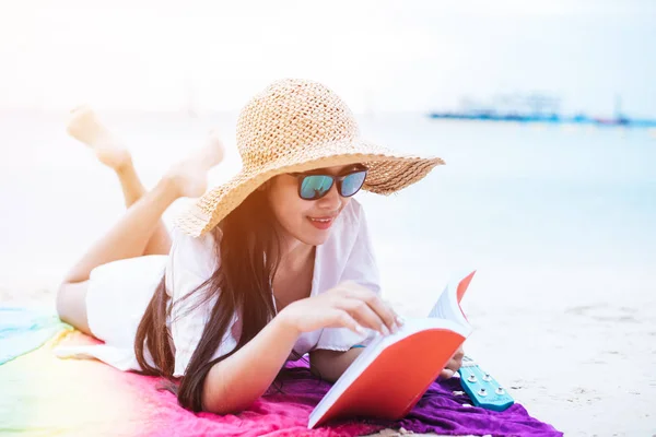 Schönheit Asiatische Frau Haben Urlaub Strand Mädchen Mit Flügelmütze Und — Stockfoto