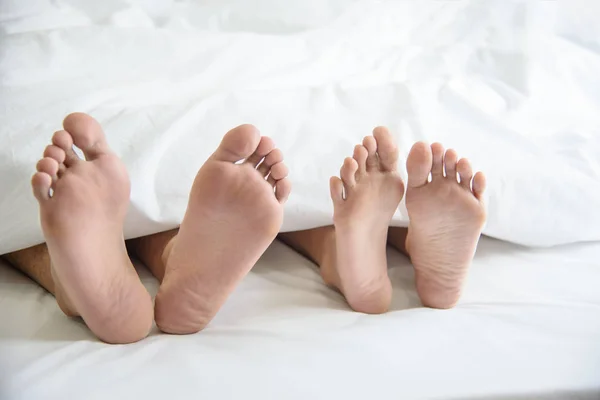 Nahaufnahme Von Paar Barfuß Unter Decke Schlafzimmer Flitterwochen Urlaub Langen — Stockfoto