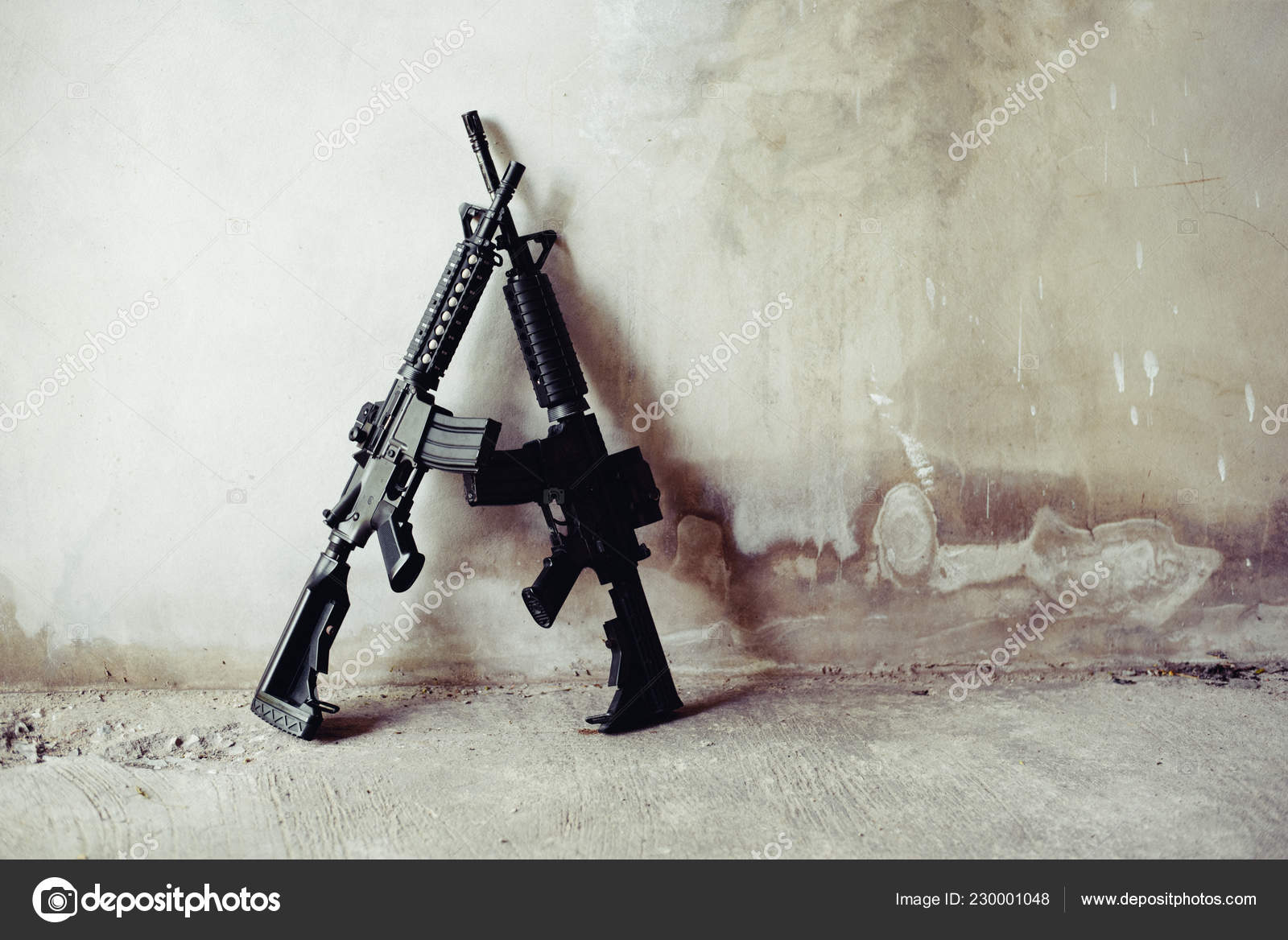 Pistolas Rifle Pared Grunge Casa Abandonada Concepto Terrorista Soldado  Concepto — Foto de stock #230001048 © shutter2u, image size:1600x1168