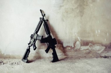 Tüfeği silah grunge üzerine terk edilmiş evde duvar. Terörist ve asker kavramı. Hırsız ve polis kavramı. Savaş makineli tüfek Tema.