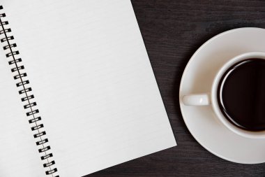 Ahşap arka plan üzerinde en iyi görünümü faturası için boş defter ve kahve fincanı. İş ve nesne kavramı. Not ve uyarı mektubu Tema.