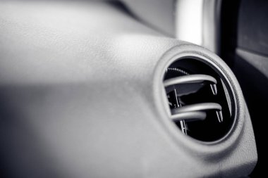 Araba klima yakın çekim. Elektronik ve teknoloji kavramı. Hava kontrol ve akış yönünü tema. Havalandırma ve araba delik