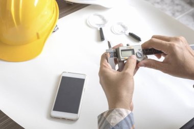 İnşaat Mühendisi Vernier kumpas ile ölçülür. İş ve teknoloji kavramı. Kask ve kağıt öğeleri çizim. Sivil ve çizim Tema sketch. Akıllı telefon öğesi