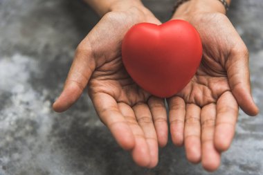 Kırmızı kalp kalp donör olarak veren eller yukarı kapatın. Sevgililer günü aşk kavramı. Tıbbi solunum ve kalp donator sadaka. Şefkat ve sağlıklı oturum açın. Yardım eli özgürlük hayatta