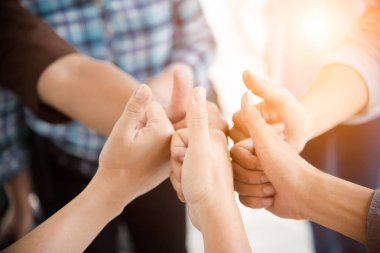 Ekip çalışması grup insan başparmak. Kişi ve iş kavramı. İşbirliği ve tema kurmak.