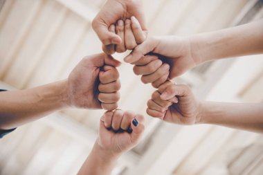 Yeni proje başlangıç için yumruk çarpmak vererek iş ortaklığı. İş ve ortaklık ekip çalışması kavramı. Corporation şirket veya endüstriyel iş kavramı'nda Toplantı. seçici odak elde