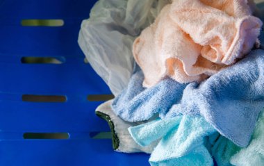 Kullanılmayan kumaş ve plastik poşet imalat sanayi mavi plastik üzerinde üzerinden arka plan sandalye. Kavramı kirliliği ve önemsiz. Geri dönüşüm ve yeniden kullanmak üzere Tema.