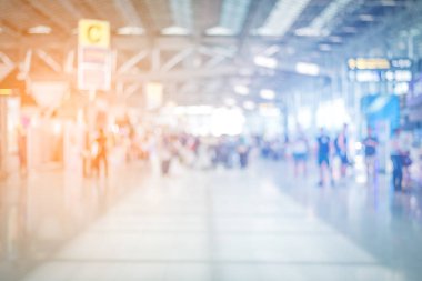 Kalabalık insan havaalanında arka plan bulanık. İş ve yaşam tarzı kavramı. Mavi ve turuncu sesi. Degrade ışık öğeleri serin ve sıcak. Rapor ve yıllık kapak için.