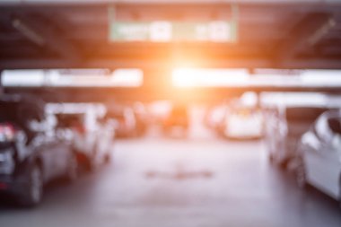 Araba otoparklar turuncu güneş ışığı ile bulanık