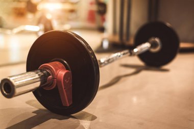 Siyah ağır çelik Barbell fitness spor spor salonu zemin üzerinde ayarlayın. Nesne ve egzersiz kavramı. Egzersiz eğitim ve vücut geliştiricisi. Spor donatımı ve aletleri için ağırlık güç'den aksesuarlar