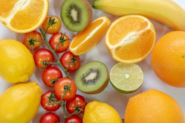 Beyaz arka plan üzerinde çeşitli dilimlenmiş meyve. Beslenme vitamin c meyvelerini kapatın. Sağlıklı ve tazelik yiyecek kavramı. Üstten görünüm ve düz yatıyordu Tema.