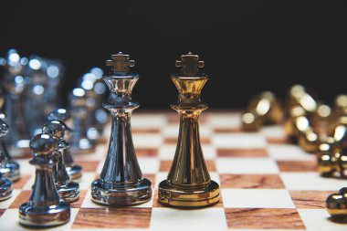 Ahşap satranç tahtası şah mat pozisyonda içinde birbirilerine bakan kral olarak liderlik strateji. İş pazarlama kavramı siyah arka plan üzerinde mücadele rekabet ticaret ortakları taktikleri