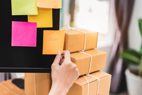 Nahaufnahme Hand Aufkleber Notiz Auf Computerbildschirm Als Unternehmer Inhaber Shop — Stockfoto