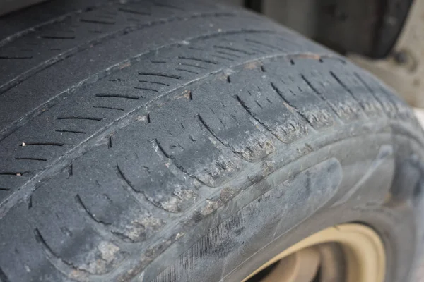 Eski lastik tekerlekler kapatın. Otomotiv ve malzeme kavramı. Araba ve araç Tema.