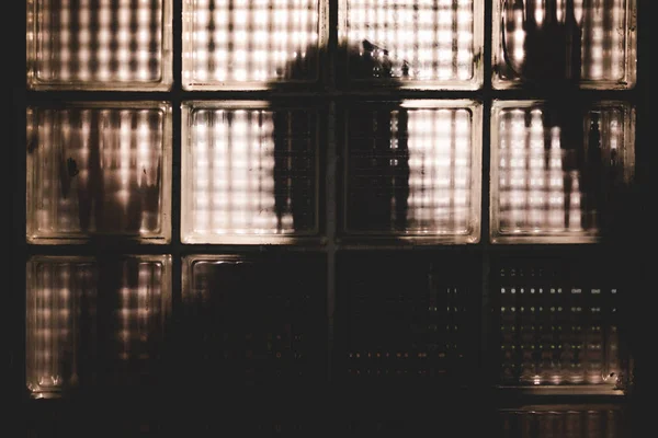 Σιλουέτα Της Σκιάς Σαν Άνθρωπος Σχήμα Πίσω Από Τον Καθρέφτη — Φωτογραφία Αρχείου